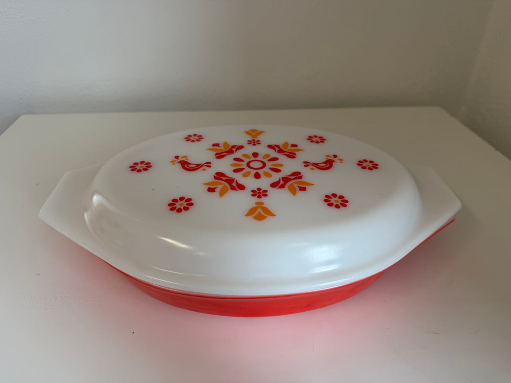 Cazuela Pyrex con diseño Friendship, base roja y tapa de vidrio opalino blanco
