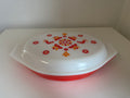Cazuela Pyrex con diseño Friendship, base roja y tapa de vidrio opalino blanco
