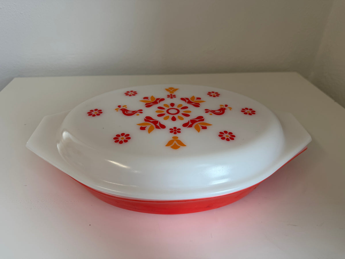 Cazuela Pyrex con diseño Friendship, base roja y tapa de vidrio opalino blanco