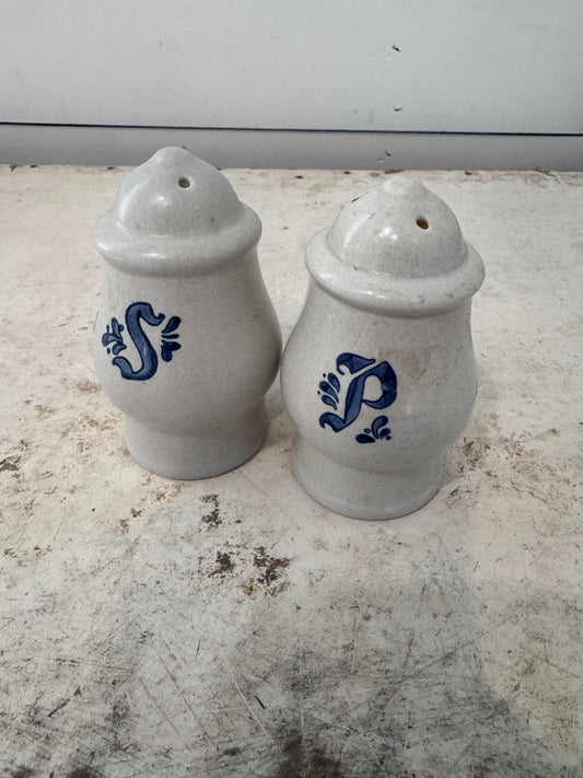 Pfaltzgraff Yorktowne Salt and Pepper Shaker Set