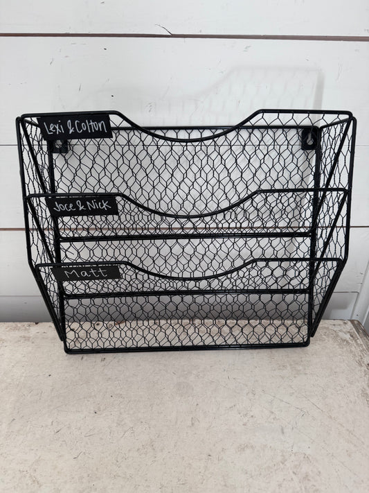 Wire organizer with chalkboard tags