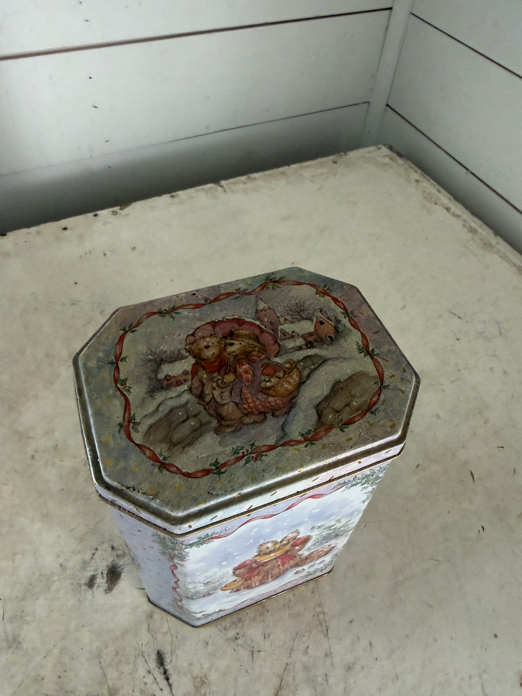 English "Victorian Bear" octagon-shaped tin