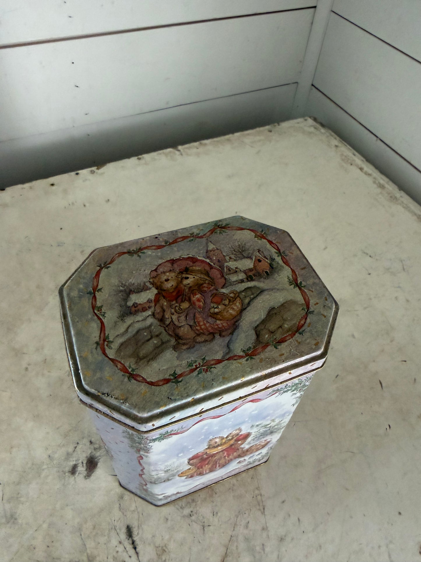 English "Victorian Bear" octagon-shaped tin