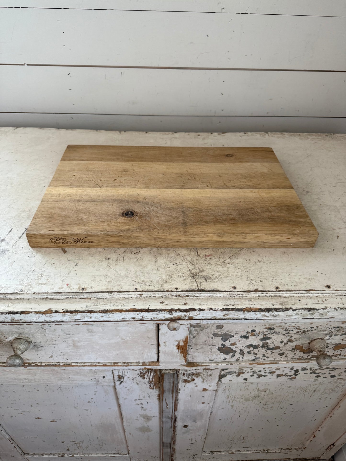 Pioneer woman acacia wood cutting board