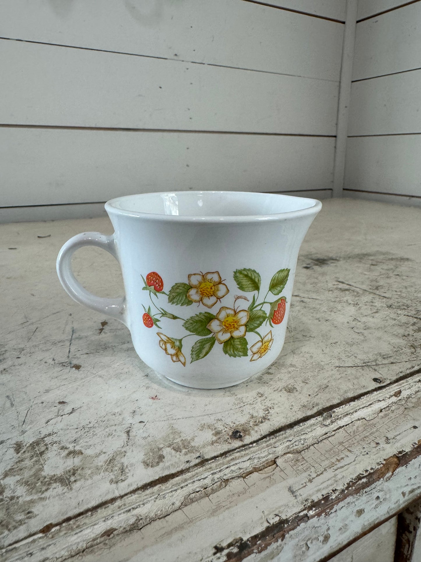 VTG CORELLE 'STRAWBERRY SUNDAE 8 OZ. CREAMER STRAWBERRY PLANT ON WHITE