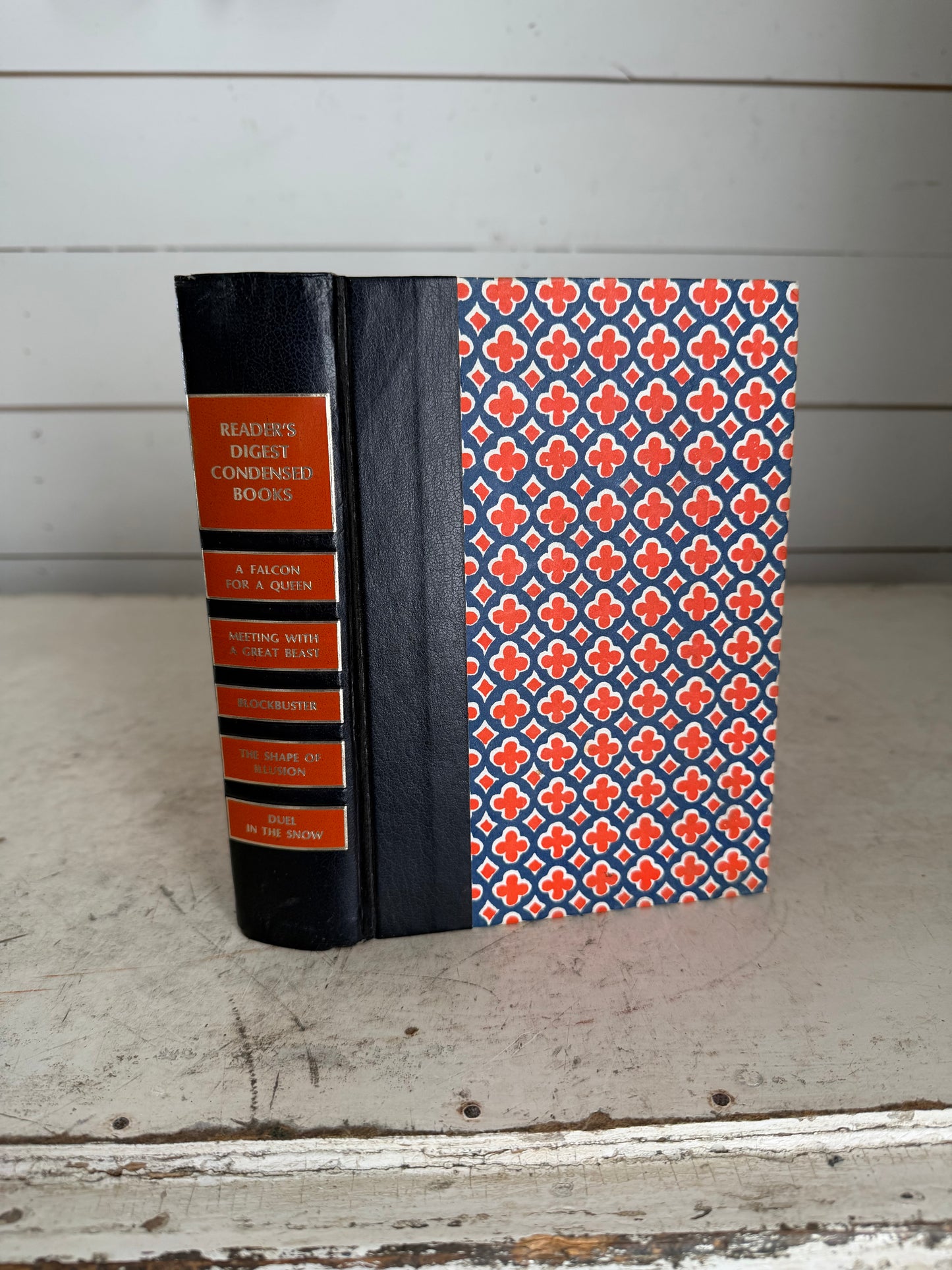 Readers digest a falcon for a queen
