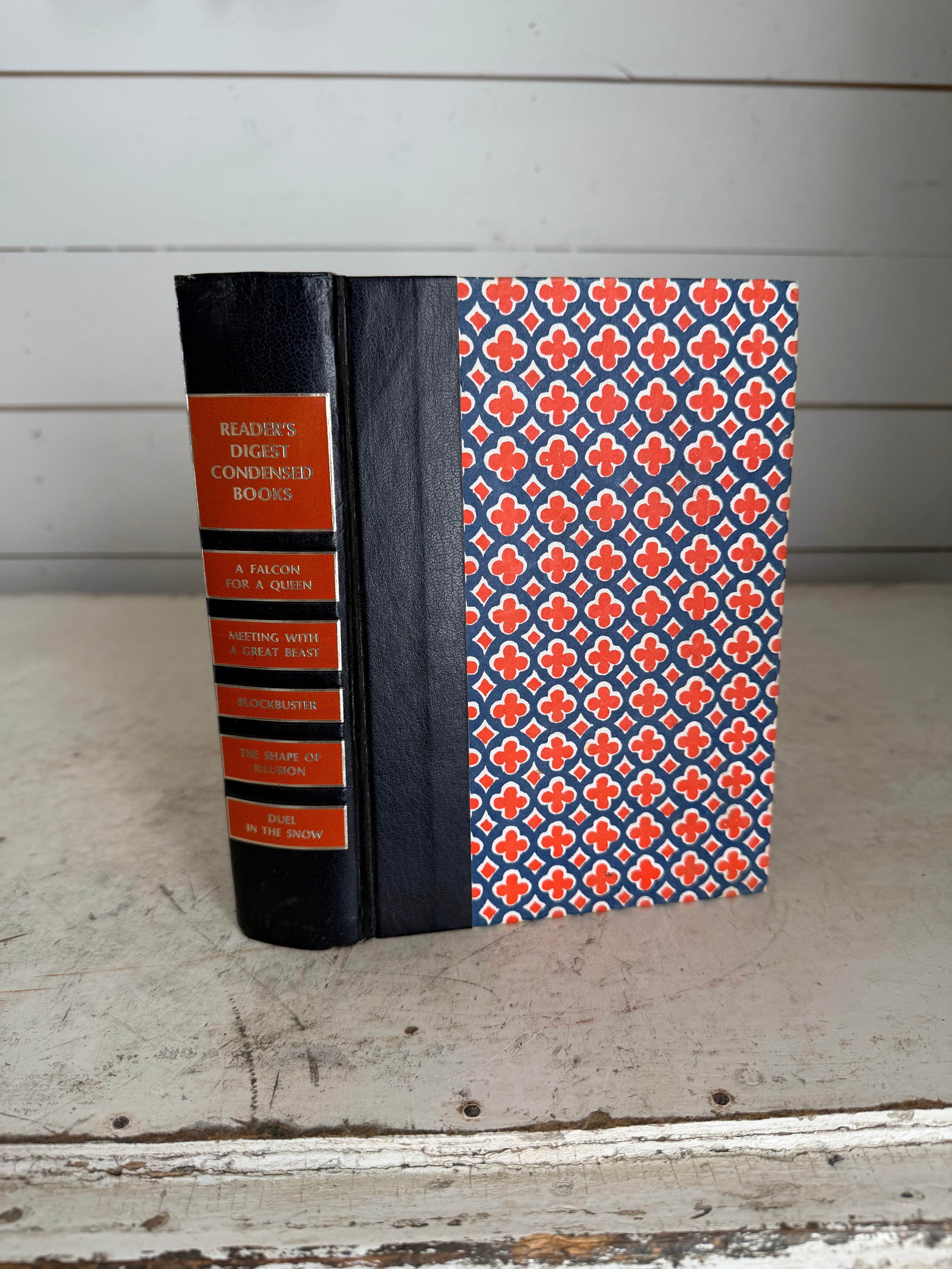 Readers digest a falcon for a queen