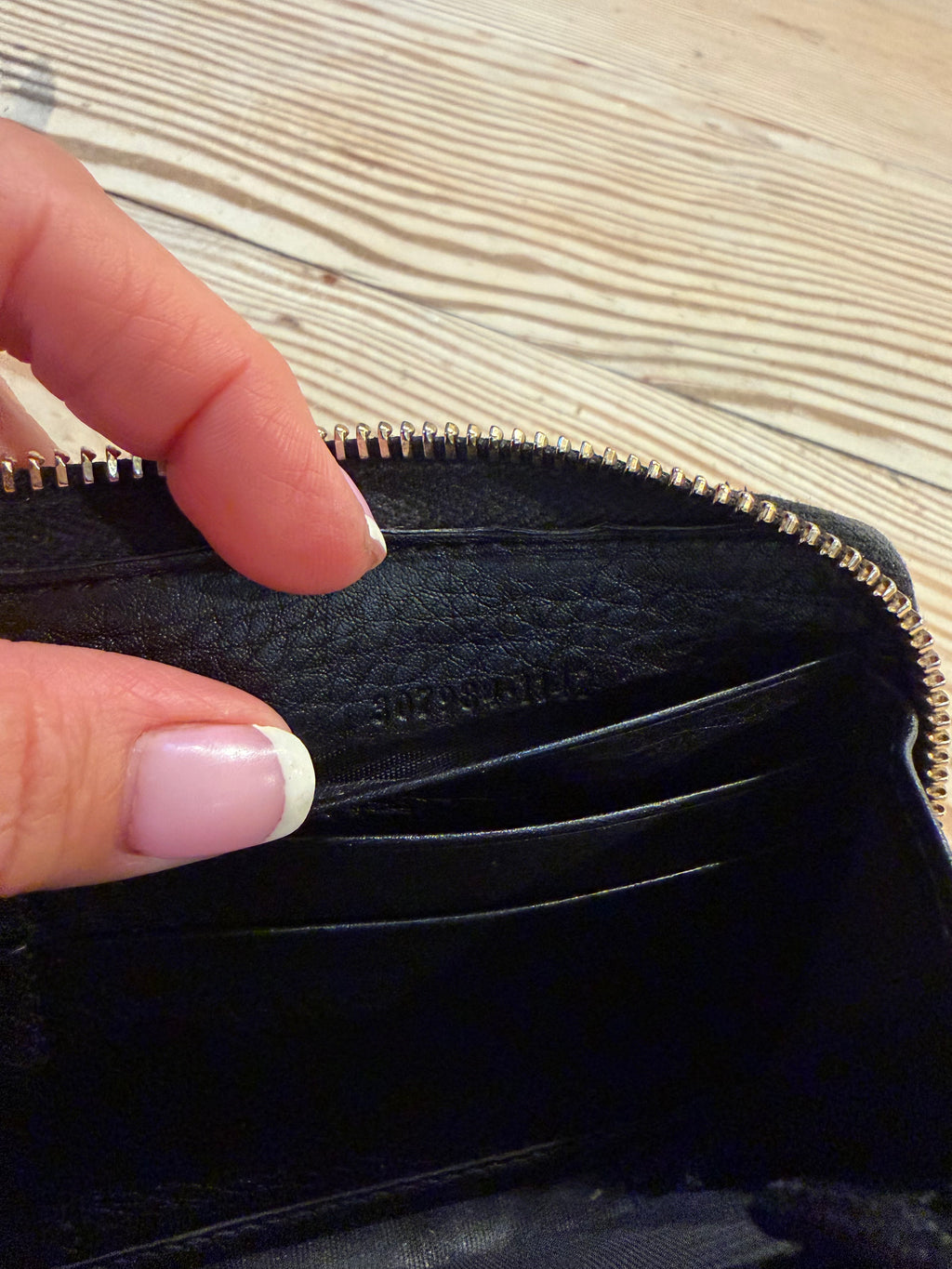 GUCCI Swing Zip Around Wallet Black Grain Leather has not been authenticated, but does have all the markings and serial number