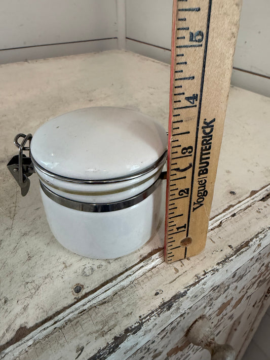 Ceramic hermetic jar