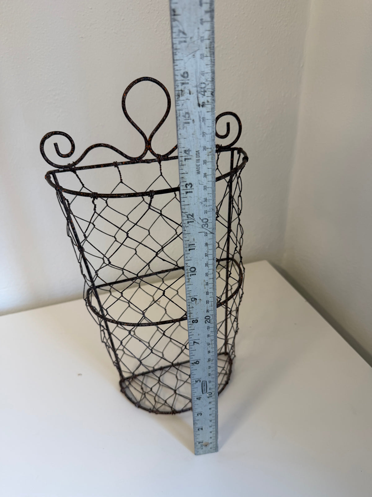 Wire wall basket
