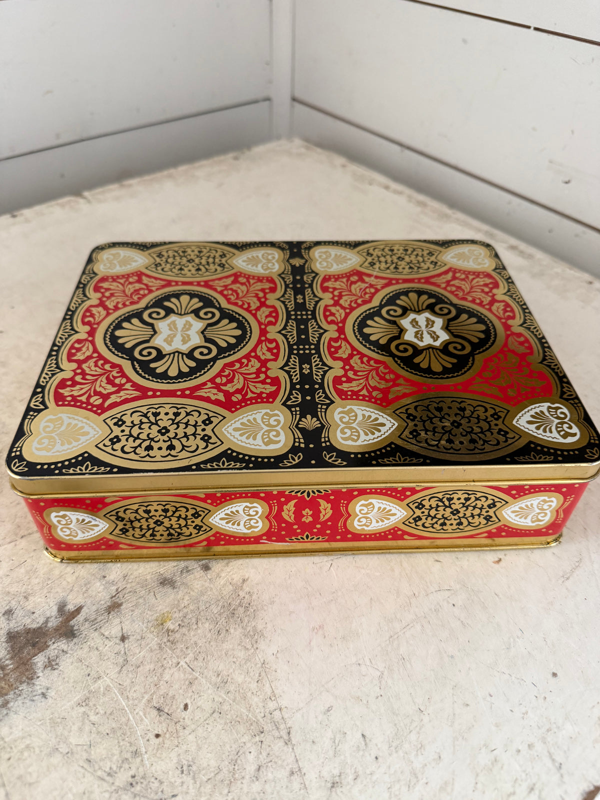 Vintage made in England tin good condition