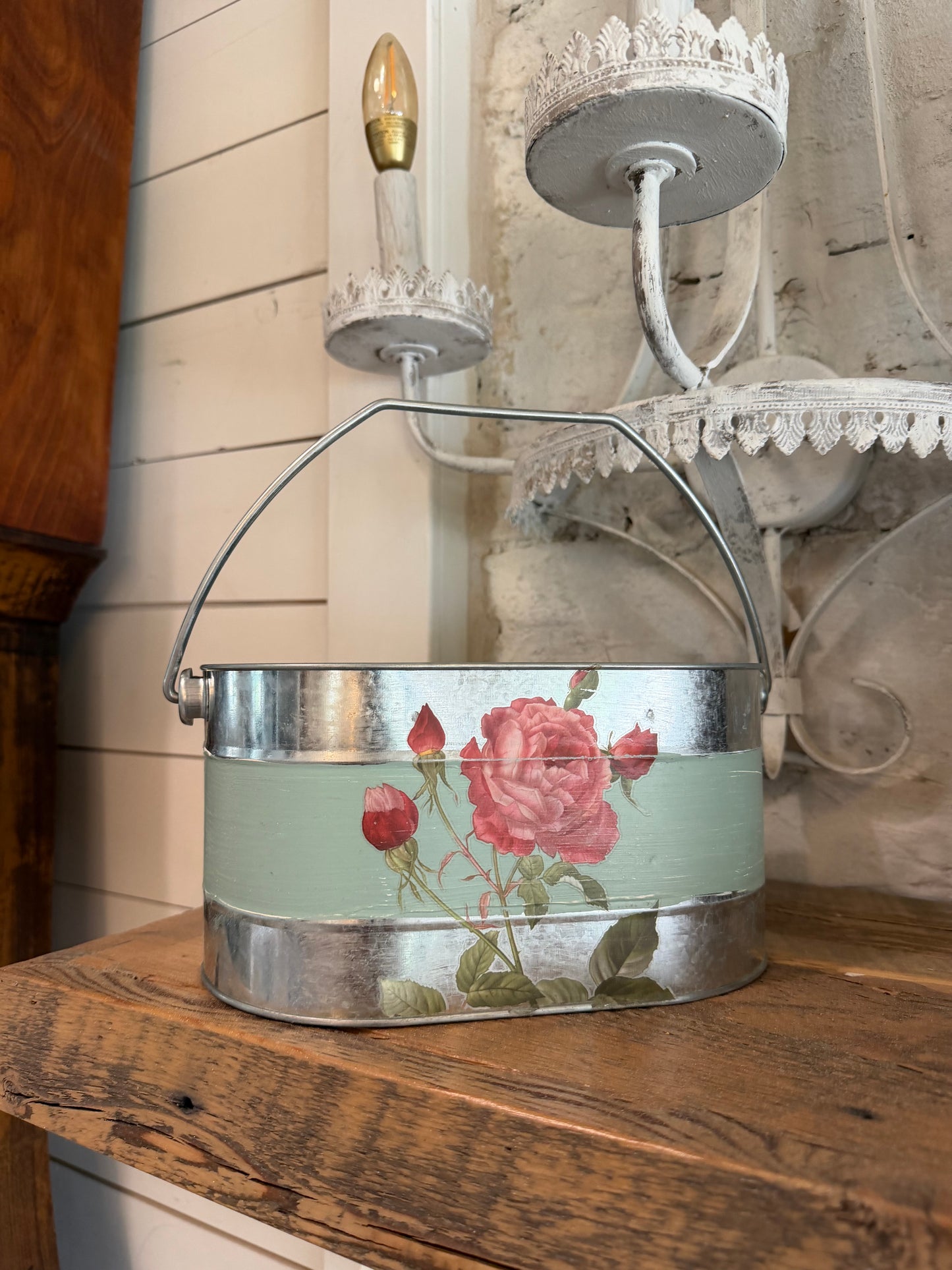 Divided organizer with stripe and flowers