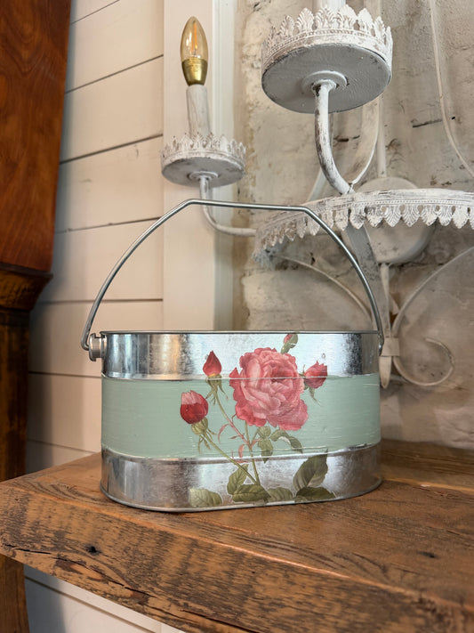 Divided organizer with stripe and flowers