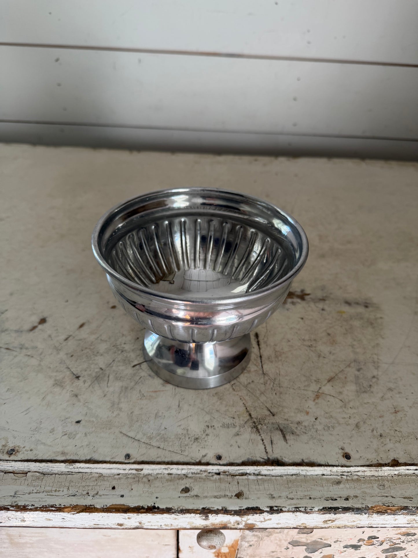 Metal pedestal bowl