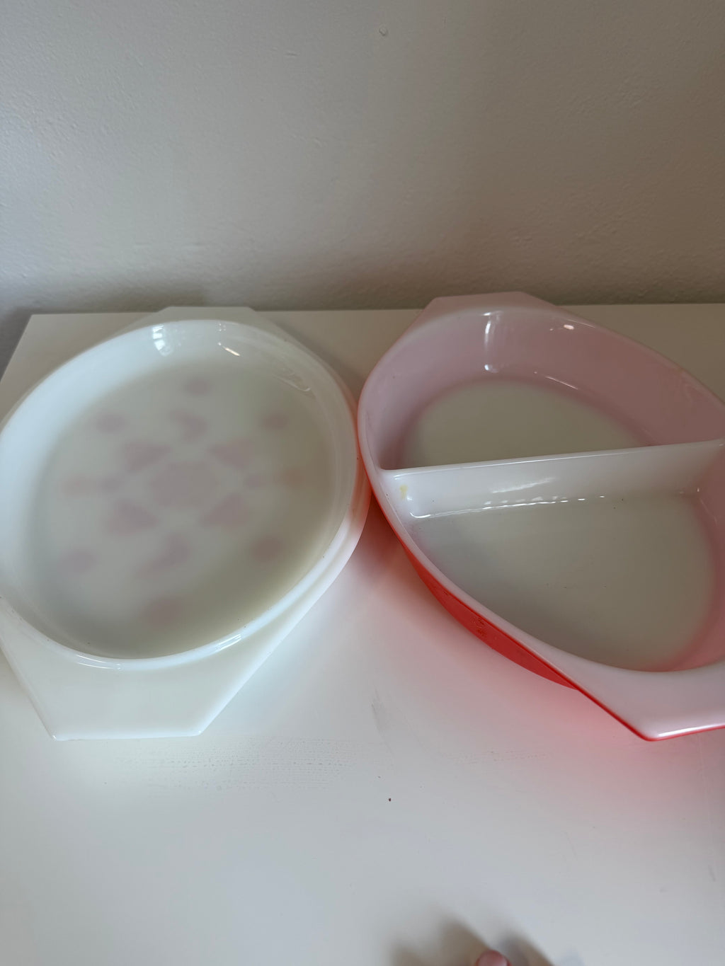 Cazuela Pyrex con diseño Friendship, base roja y tapa de vidrio opalino blanco