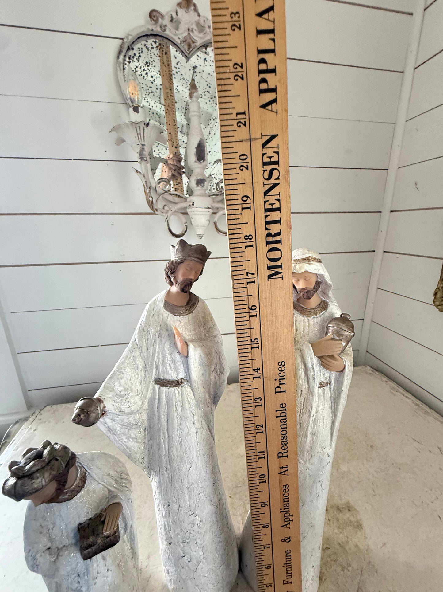 Glitter three Wiseman that sold as is - one has crack