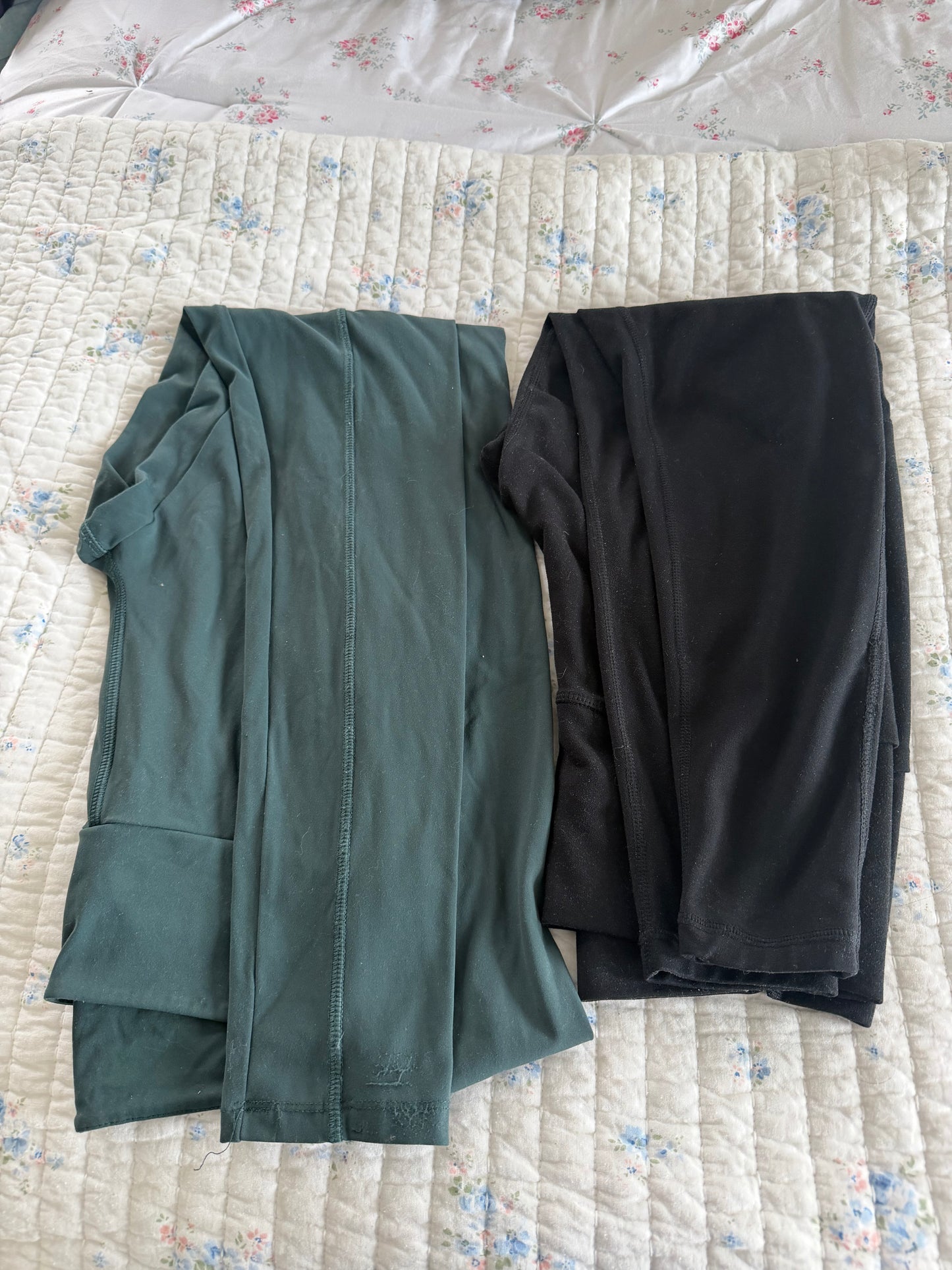 Set of 2 medium leggings - slight ware on bottom