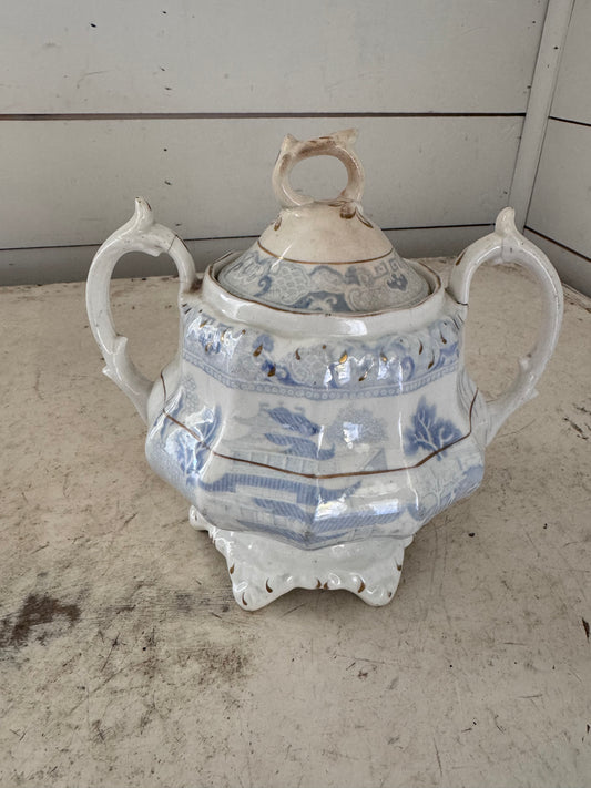 Blue Willow Pattern Tureen - handles