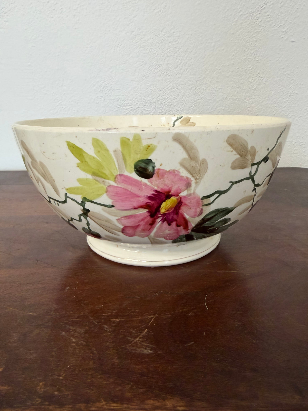 Cuenco vintage de cerámica con base y diseño floral