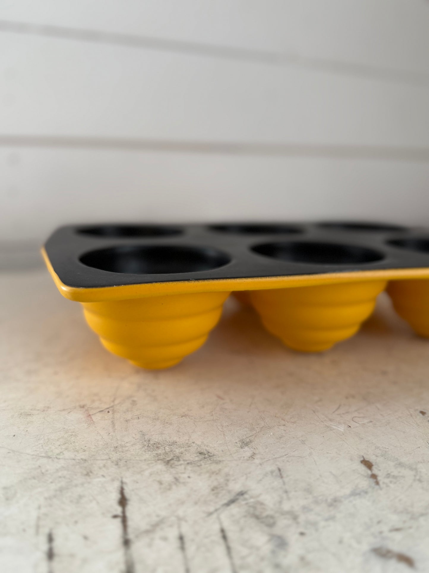 Zion's Mercantile Beehive Cupcake Pan 12.5”x9” Yellow Heavy Muffin Tin Cast Iron