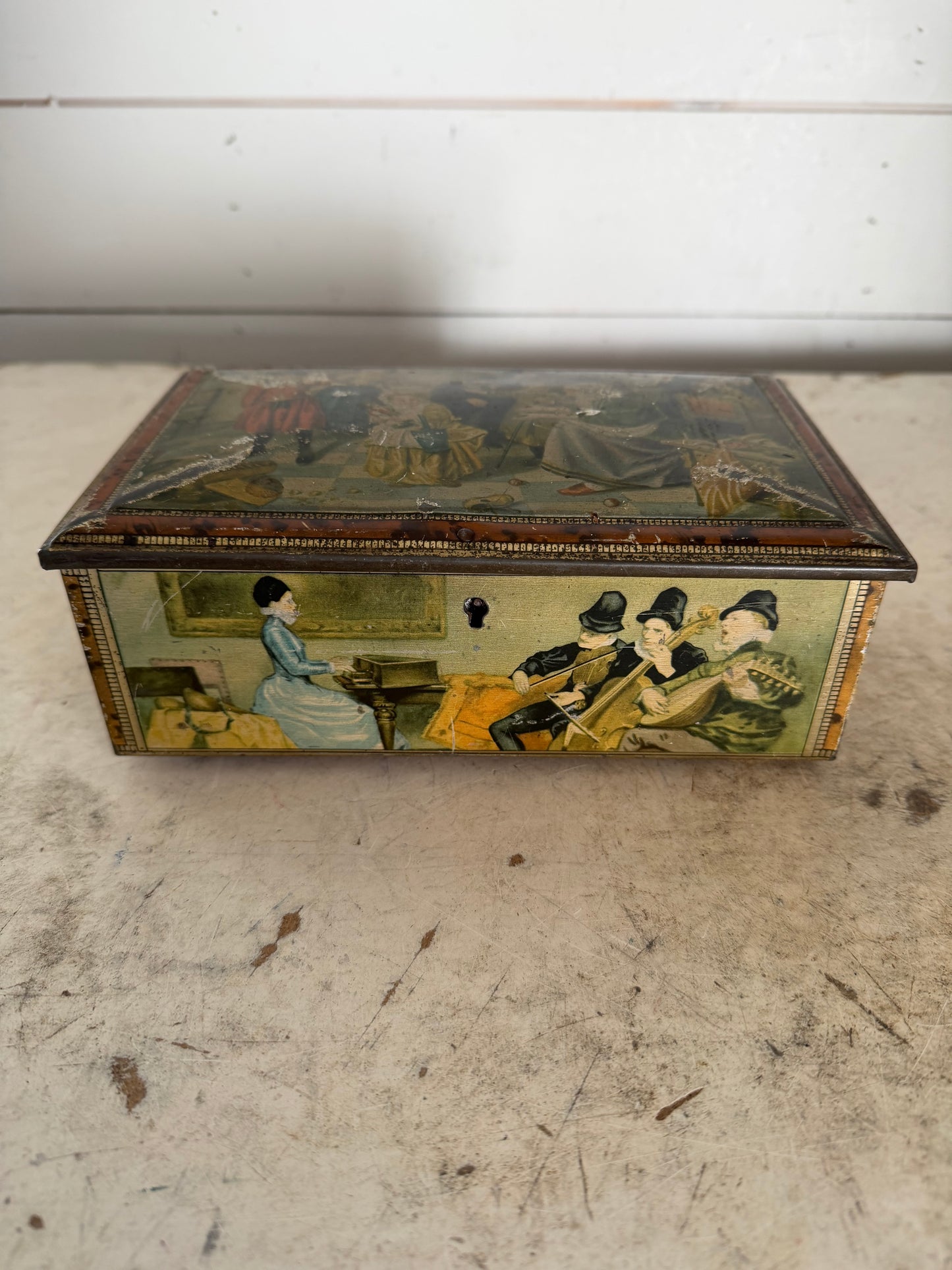 Vintage tin with Colonial scene