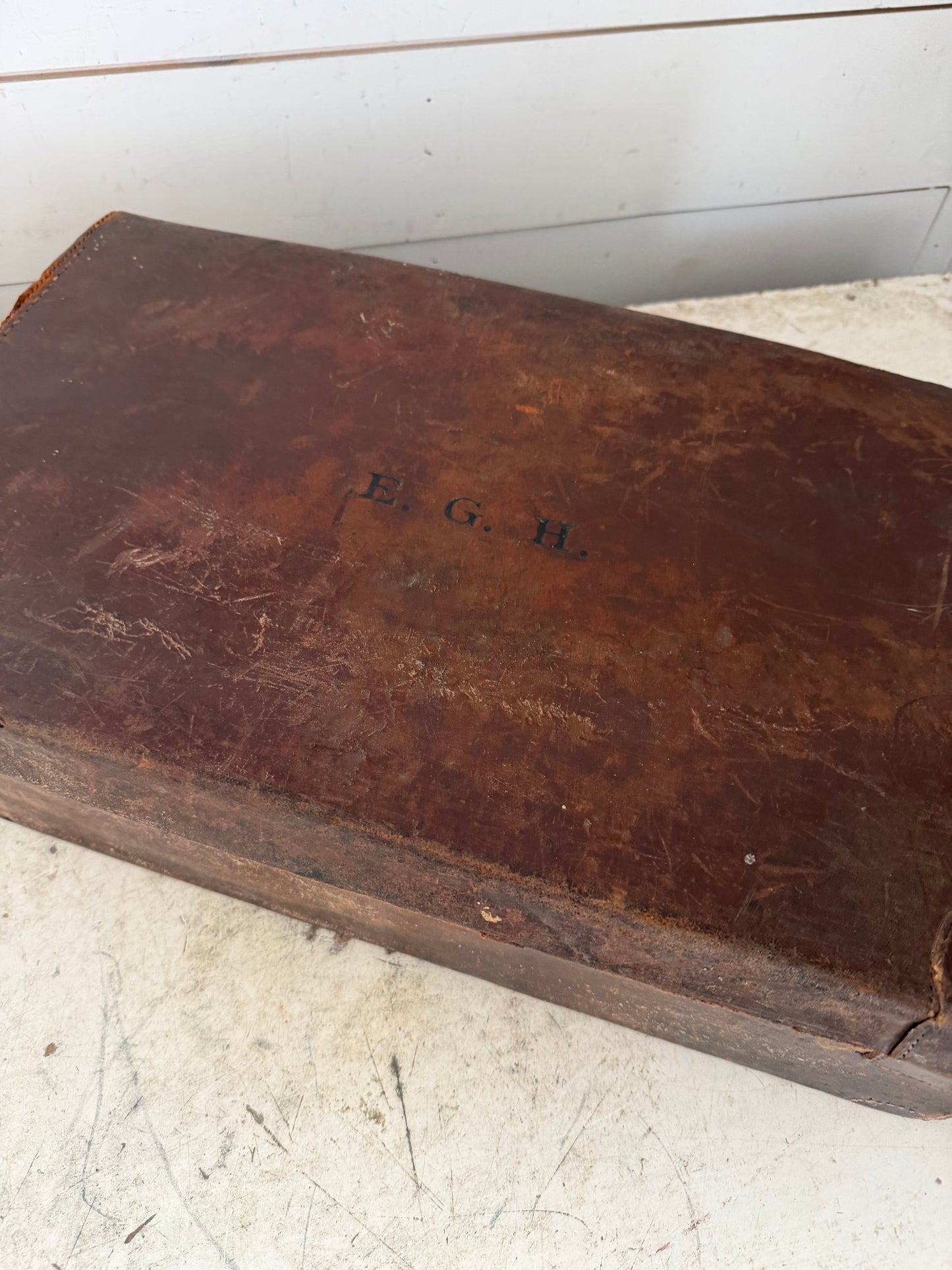 EARLY 20TH CENTURY ENGLISH LEATHER SUITCASE IN BROWN