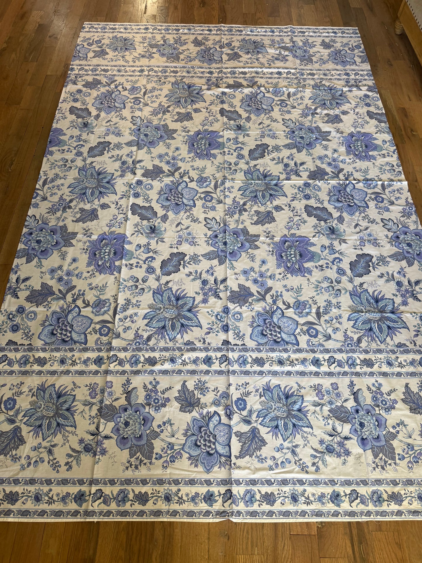 Blue and white tablecloth 110x70