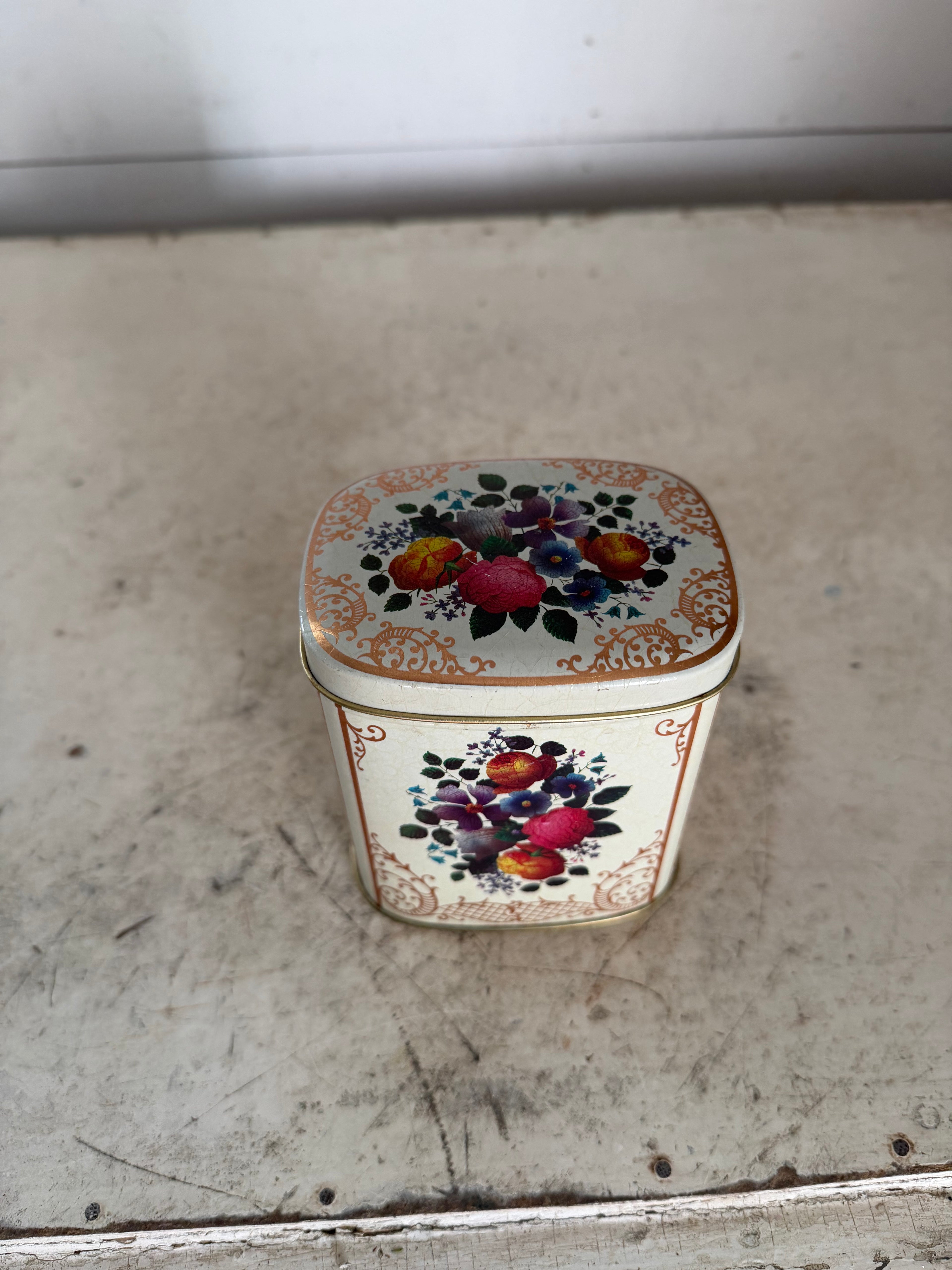 Vintage Cream Tin With Floral Design Made in England hinge isn’t attatched