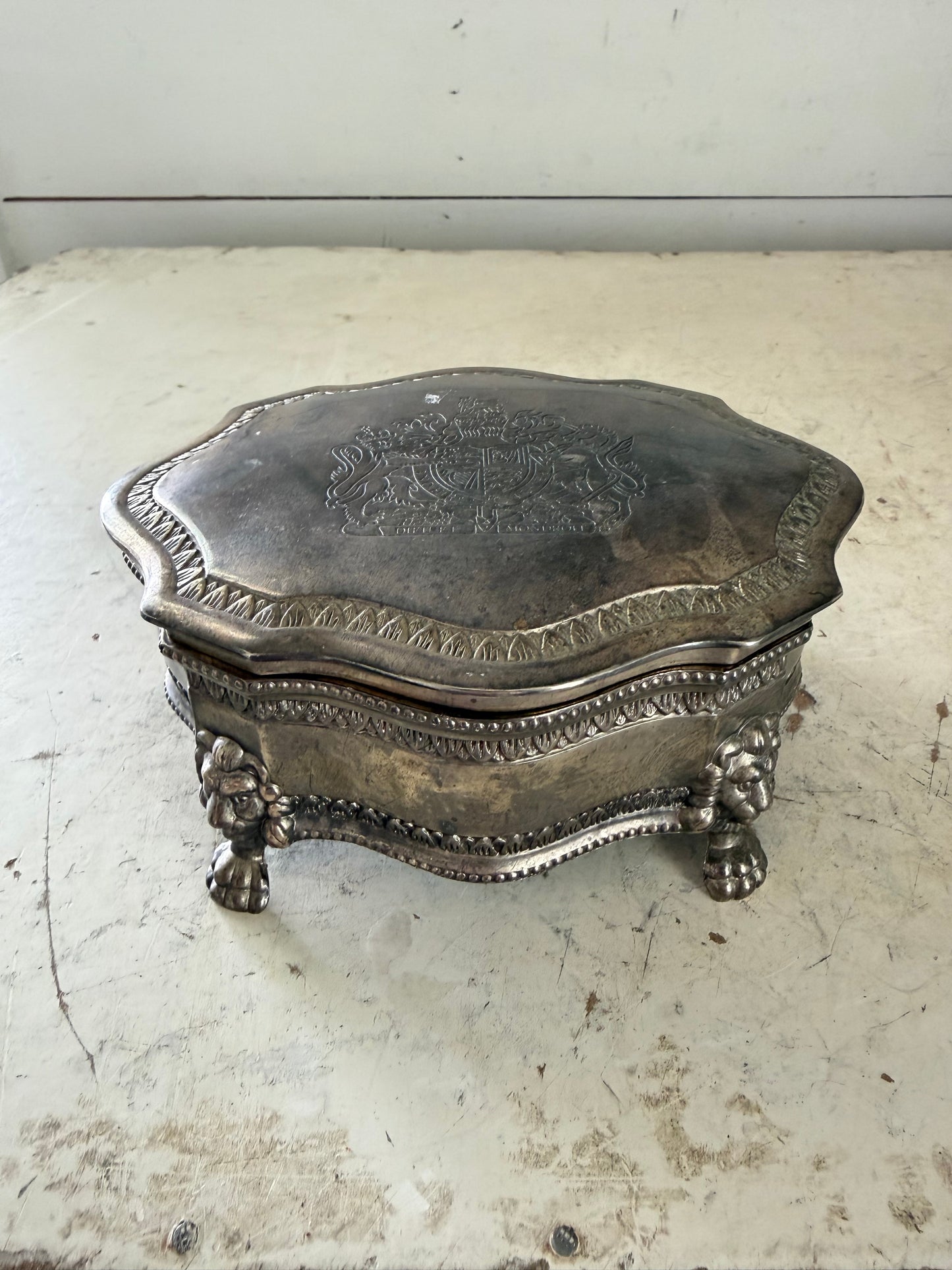 Vintage International Silver Company silver-plated trinket box featuring a "Dieu et mon droit" British Royal crest -hinge broken