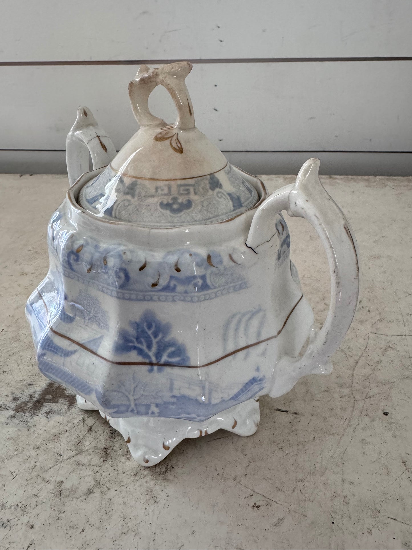 Blue Willow Pattern Tureen - handles