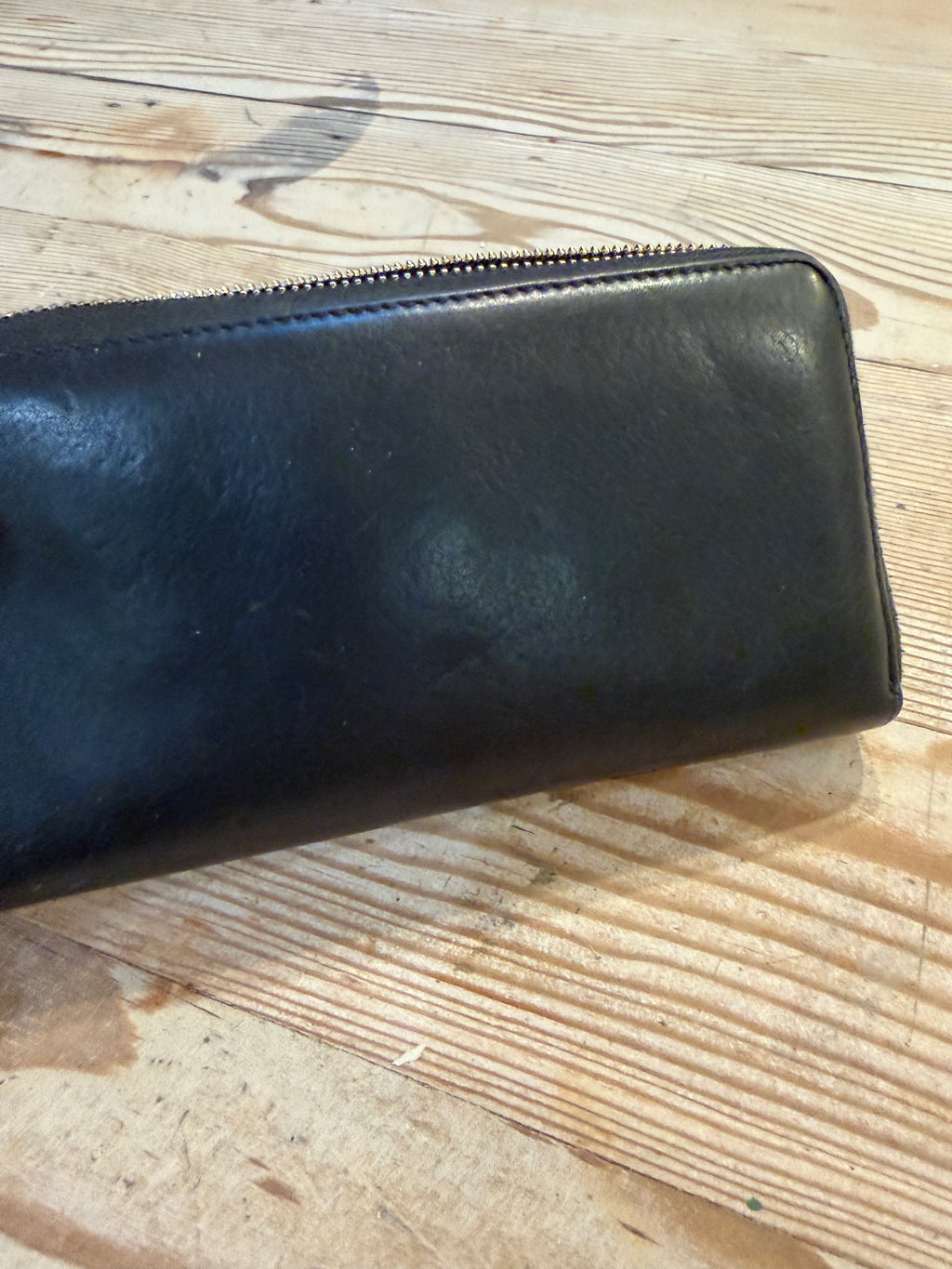 GUCCI Swing Zip Around Wallet Black Grain Leather has not been authenticated, but does have all the markings and serial number