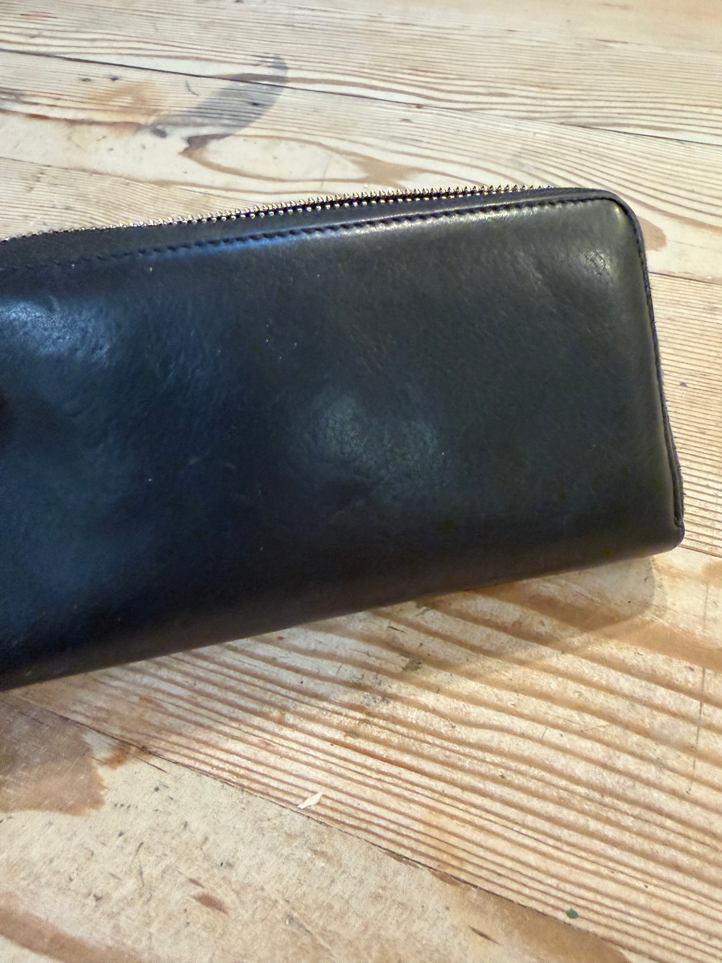 GUCCI Swing Zip Around Wallet Black Grain Leather has not been authenticated, but does have all the markings and serial number
