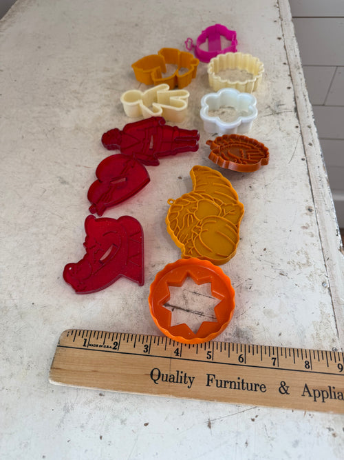 Assortment of Vintage Plastic Coolie Cutters