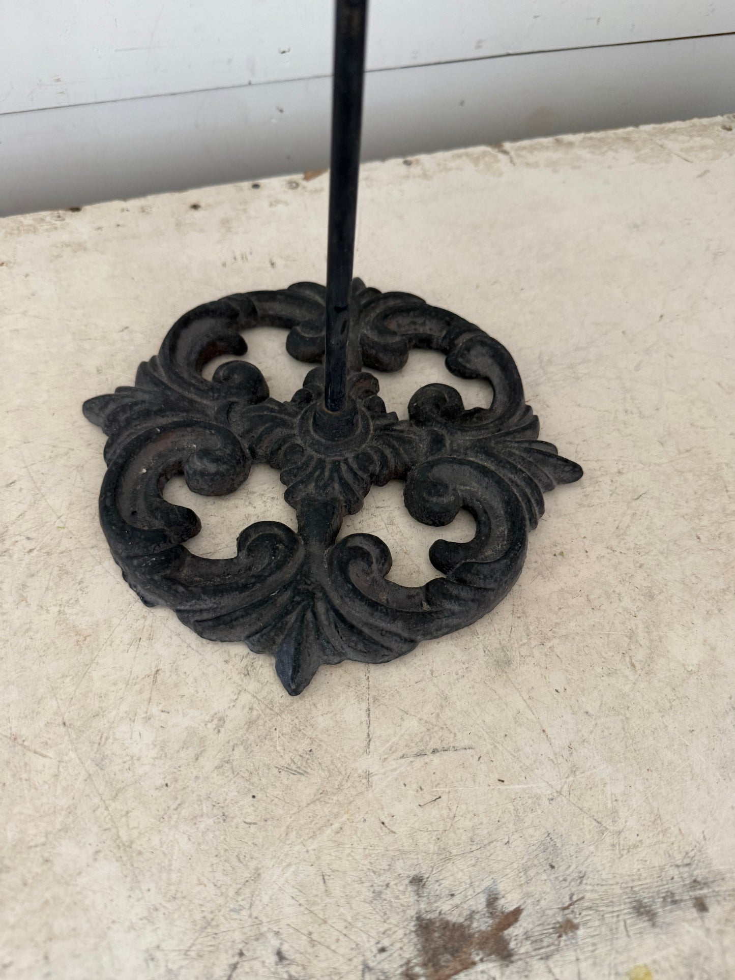 Wreath holder with cast-iron base