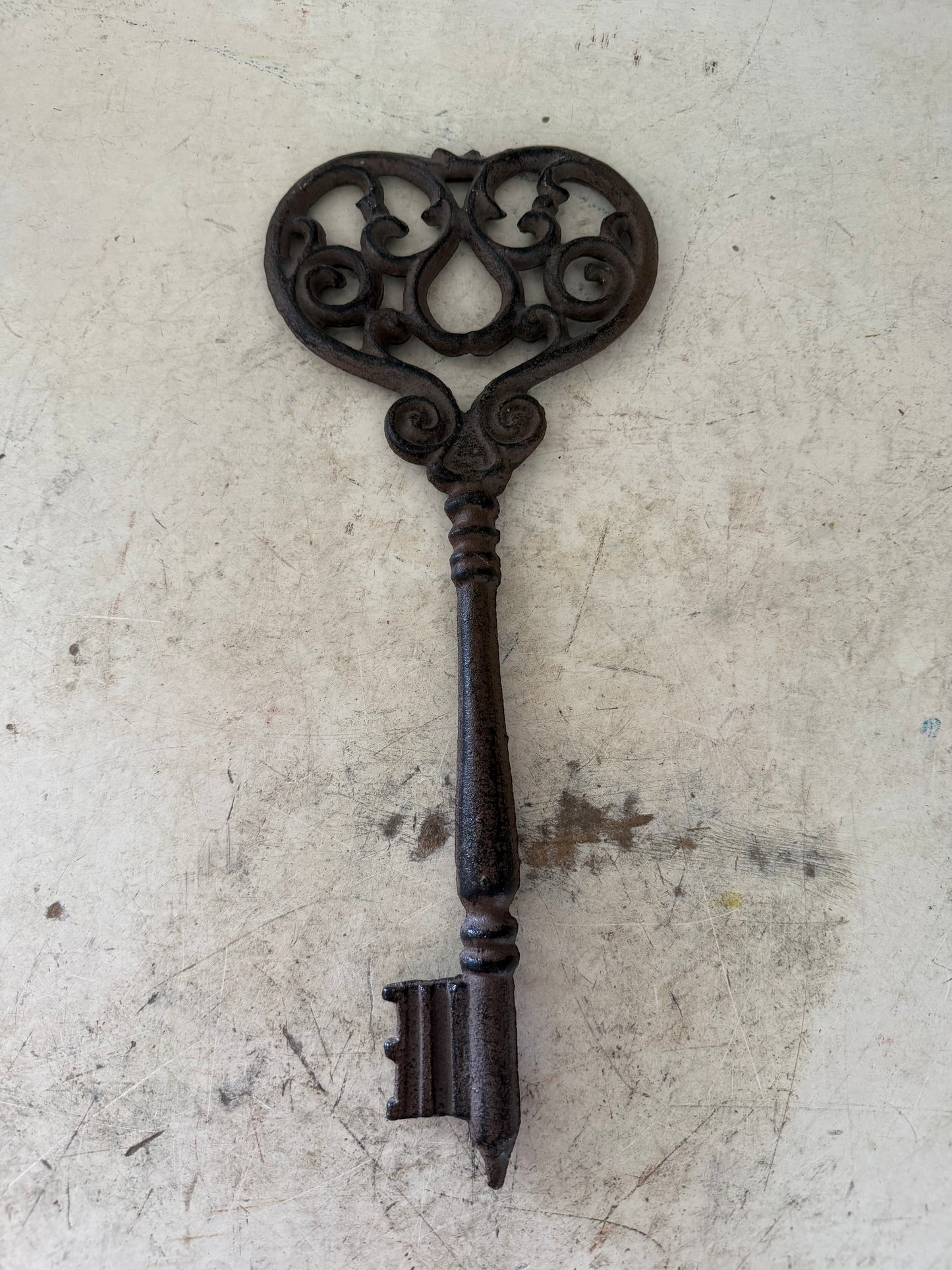 Cast-iron key for decor