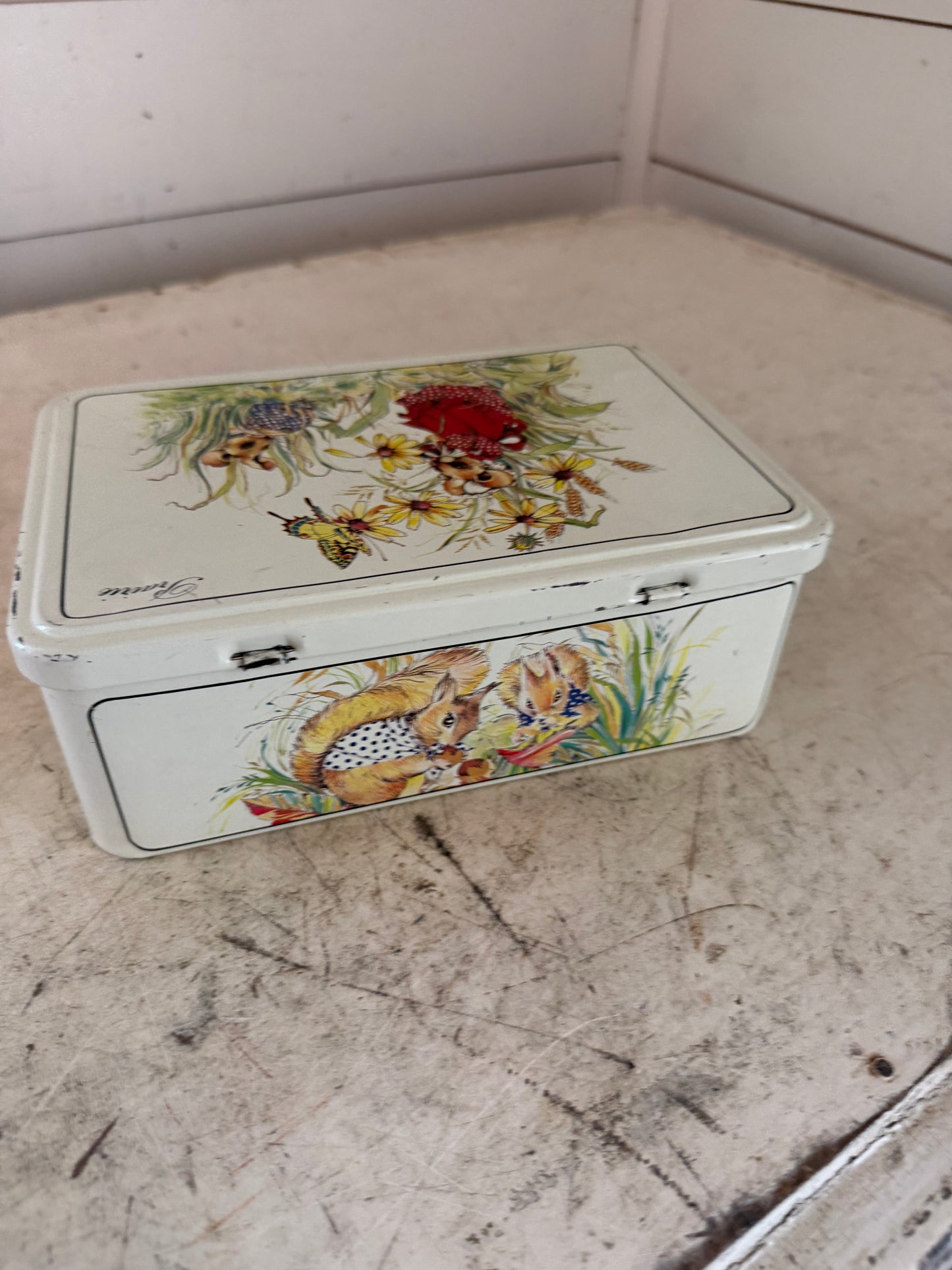 Tin can Massilly France with mice as is