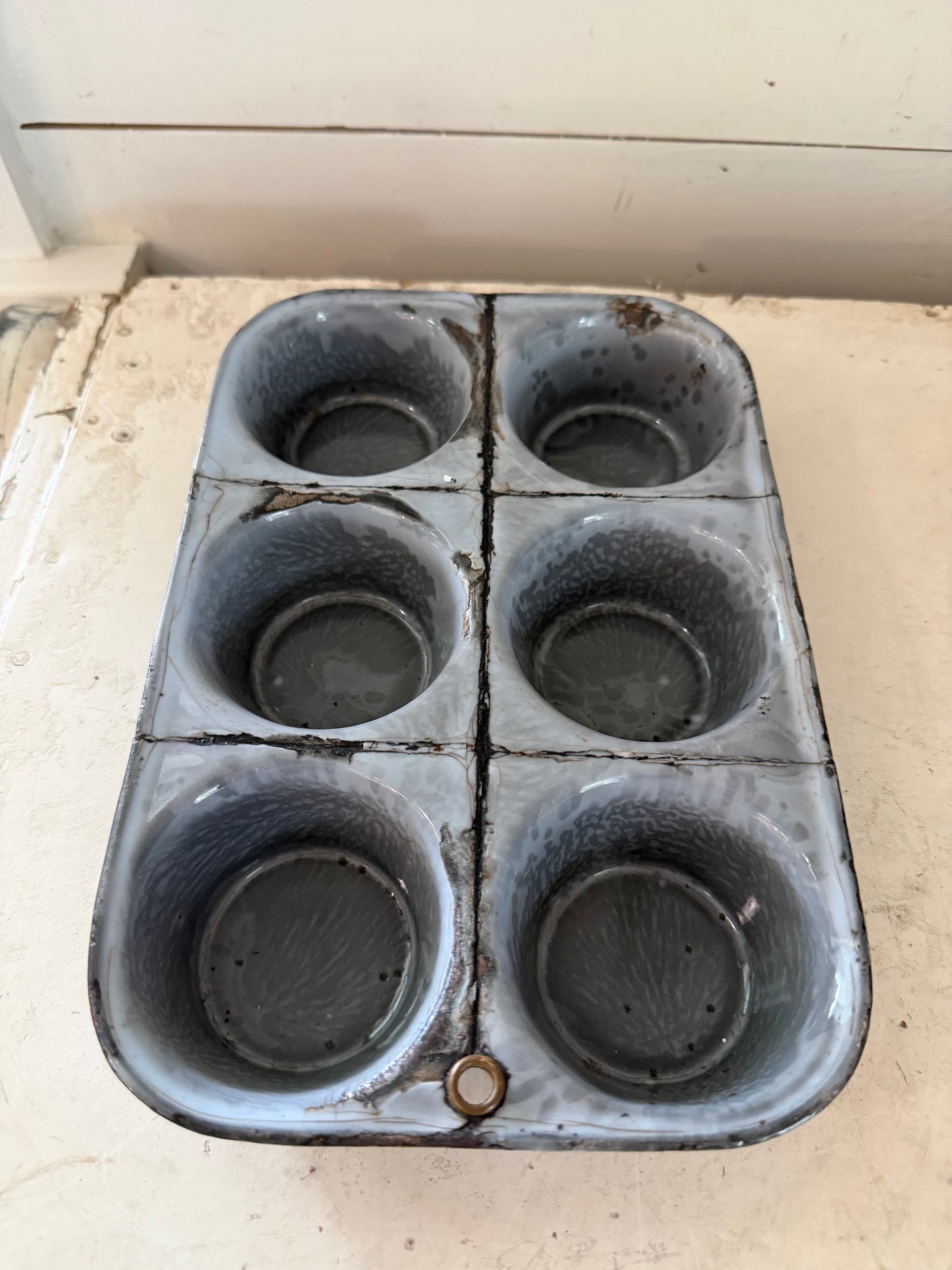 Graniteware 6 cup muffin tin