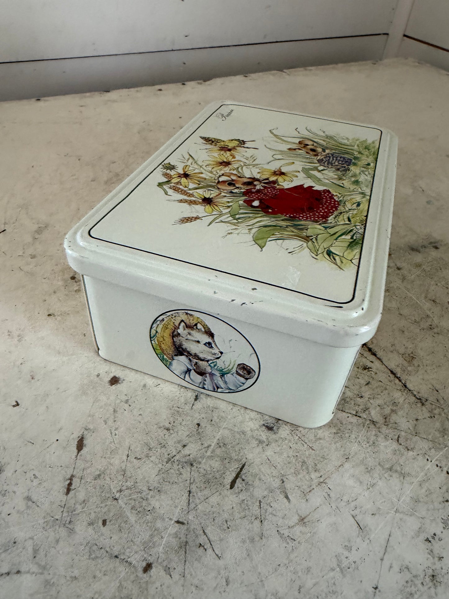 Tin can Massilly France with mice as is