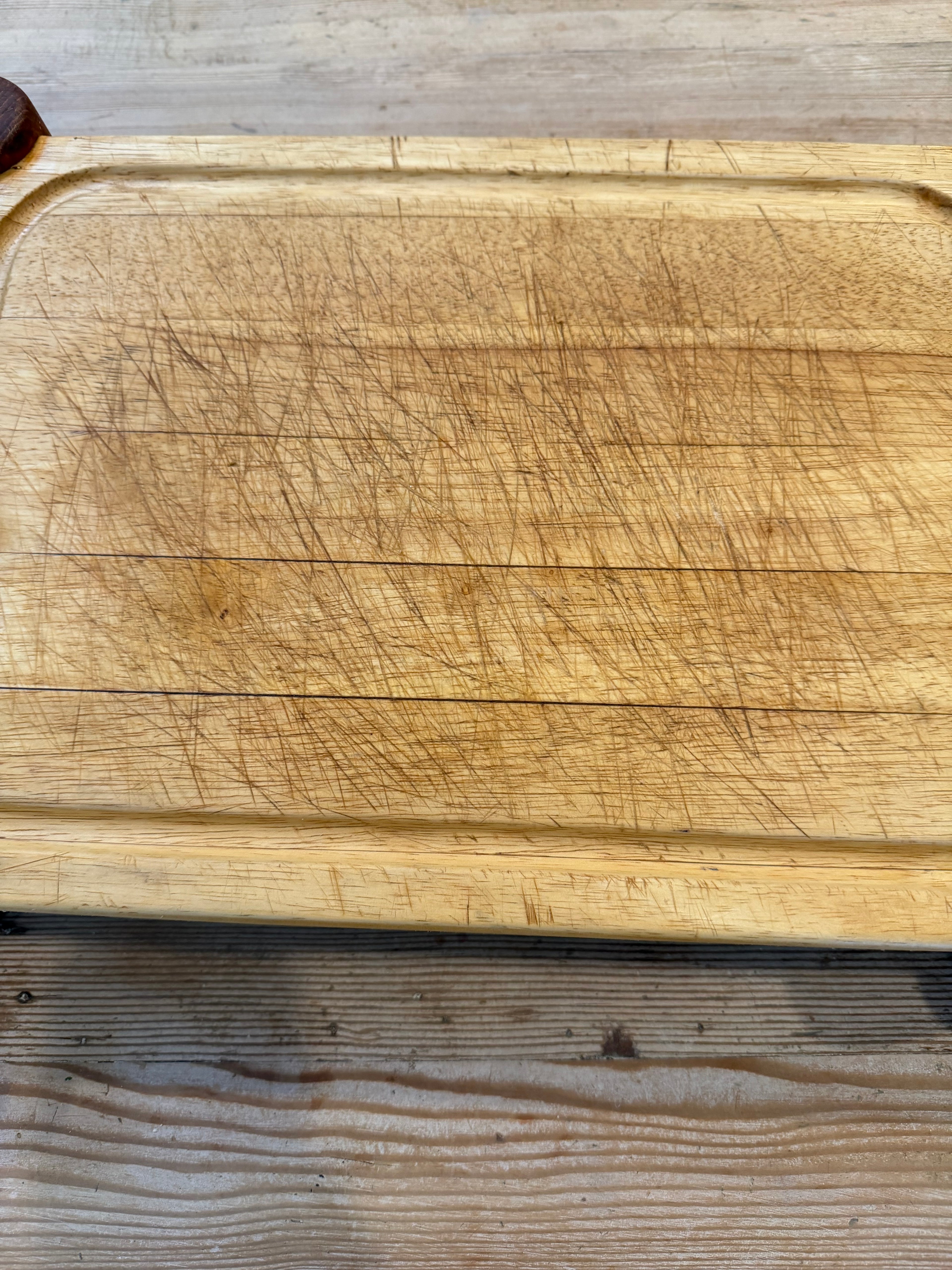 Cuttingboard with feet