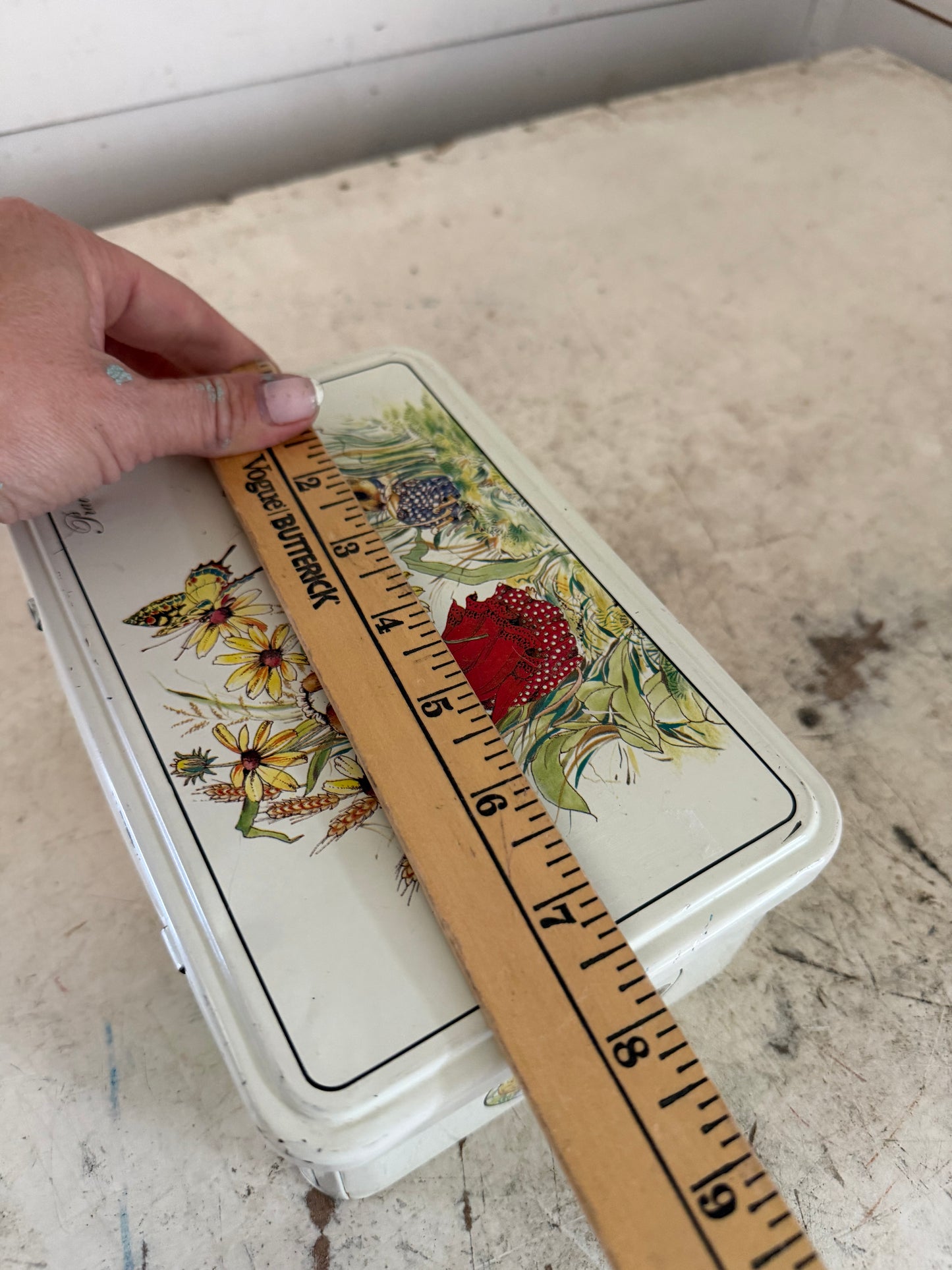 Tin can Massilly France with mice as is