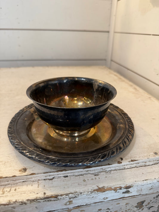 Oneida silver-plated gravy bowl with an attached underplate