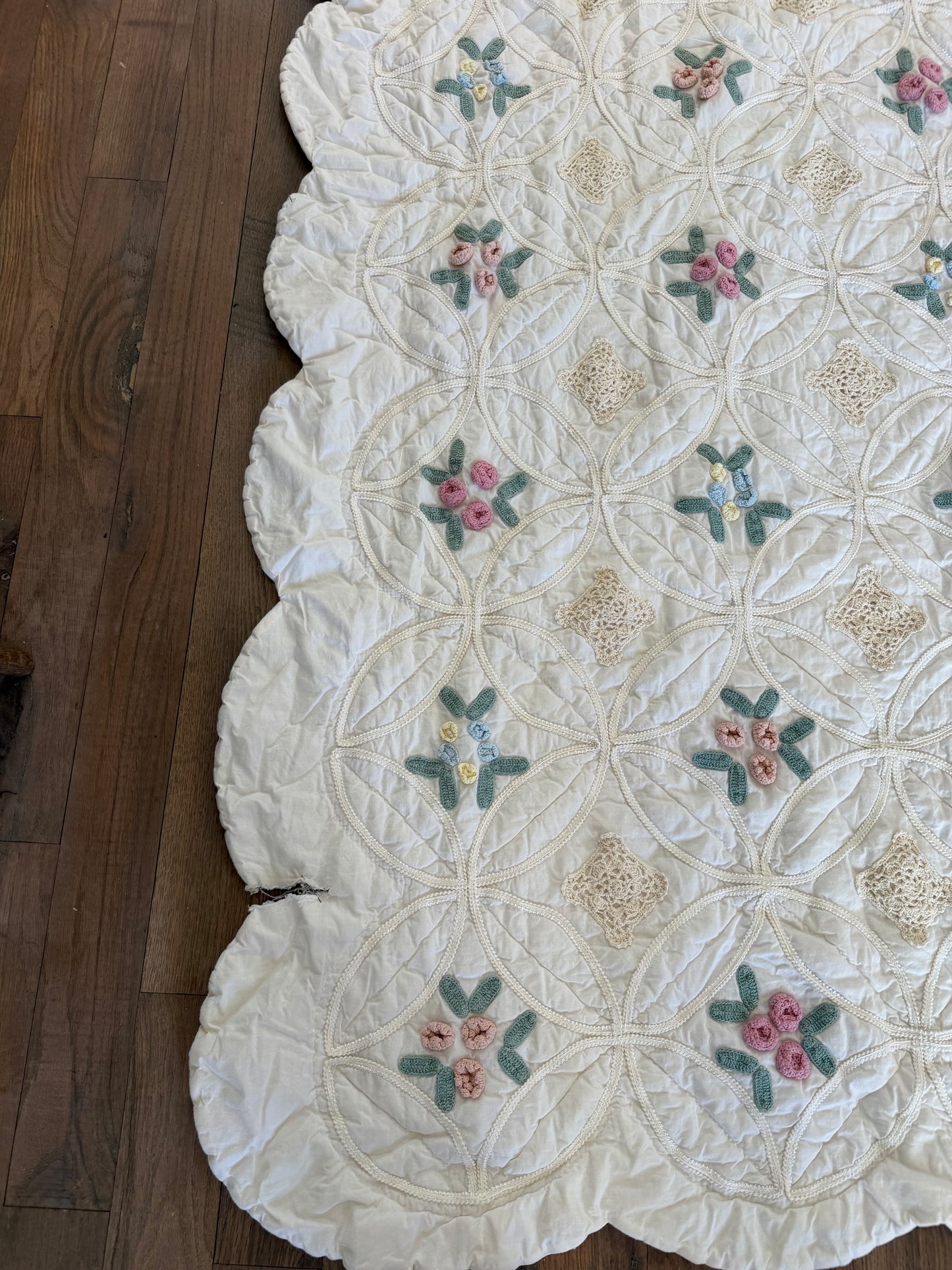 Vintage style quilt with cabbage roses as is