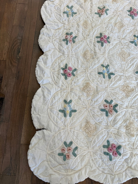 Vintage style quilt with cabbage roses as is