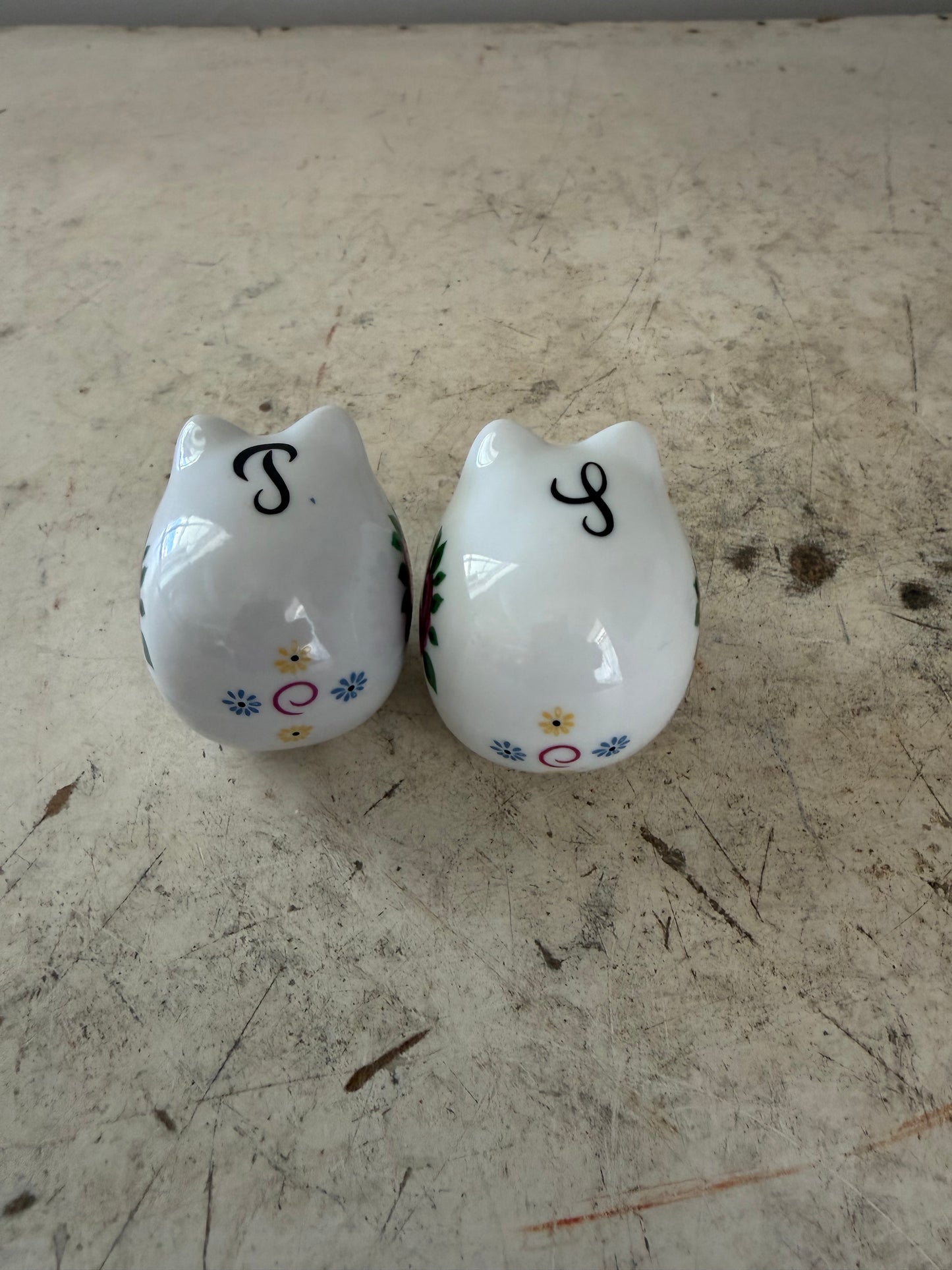 Vintage salt and pepper shaker ceramic pigs