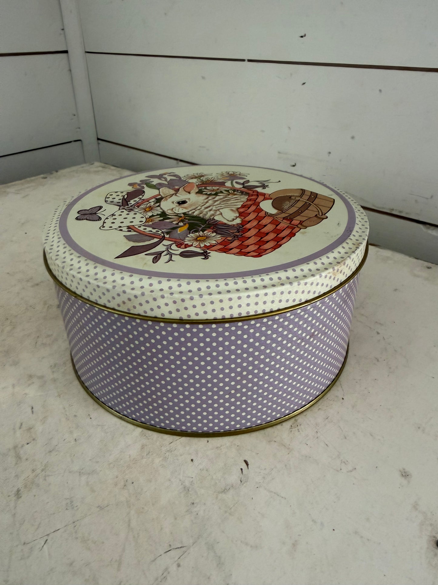 Bunny tin with polka dot sides