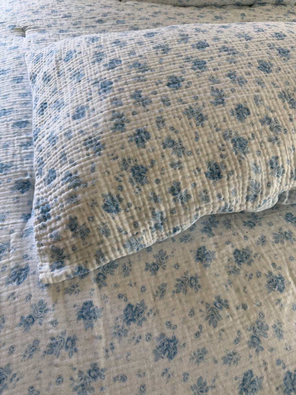 Blue Floral shabby Chic by Rachel Ashwell Comforter and set of shams king size
