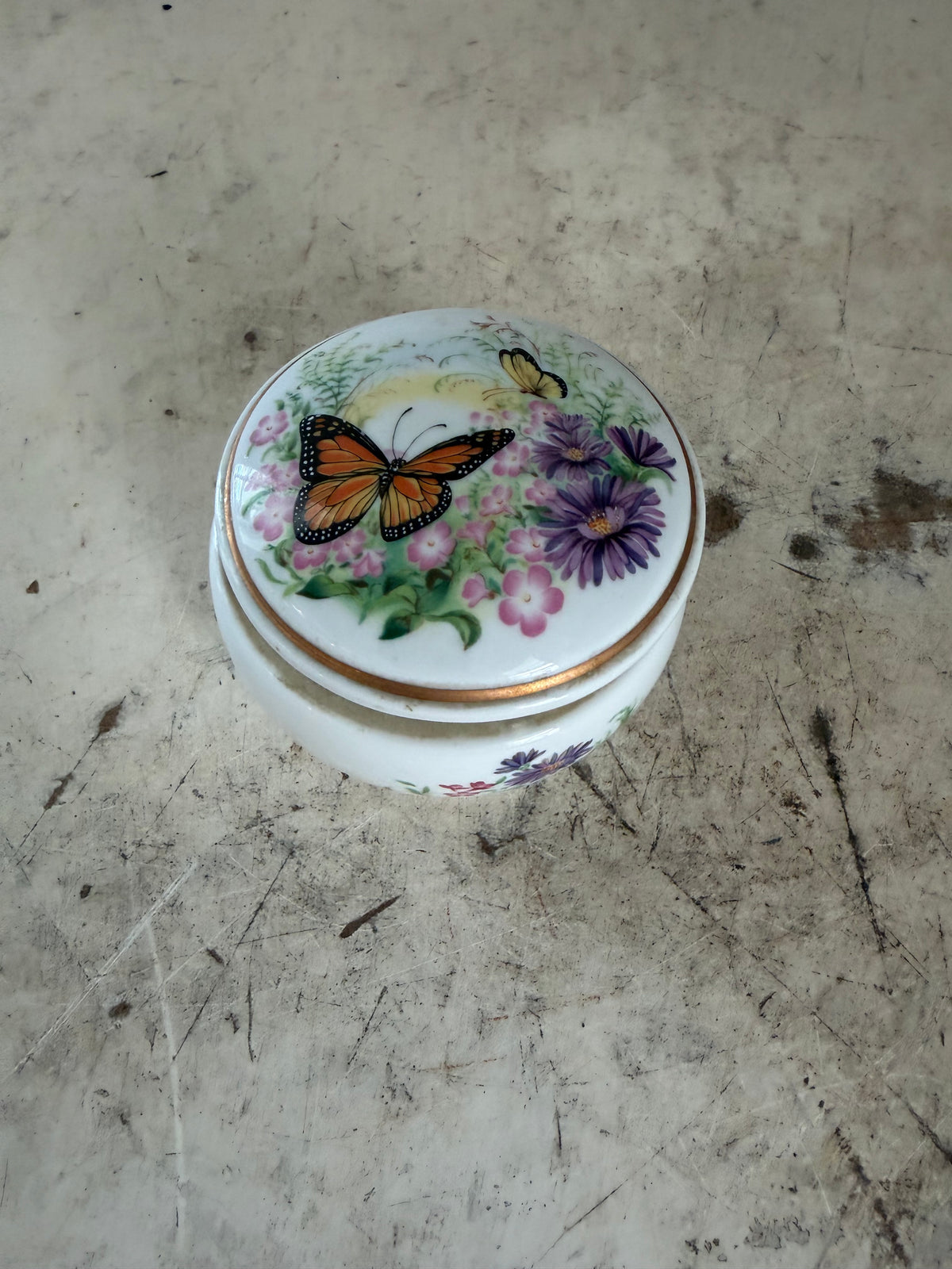 Heritage House Porcelain Music Box “Valentines Serenade” finicky but does work