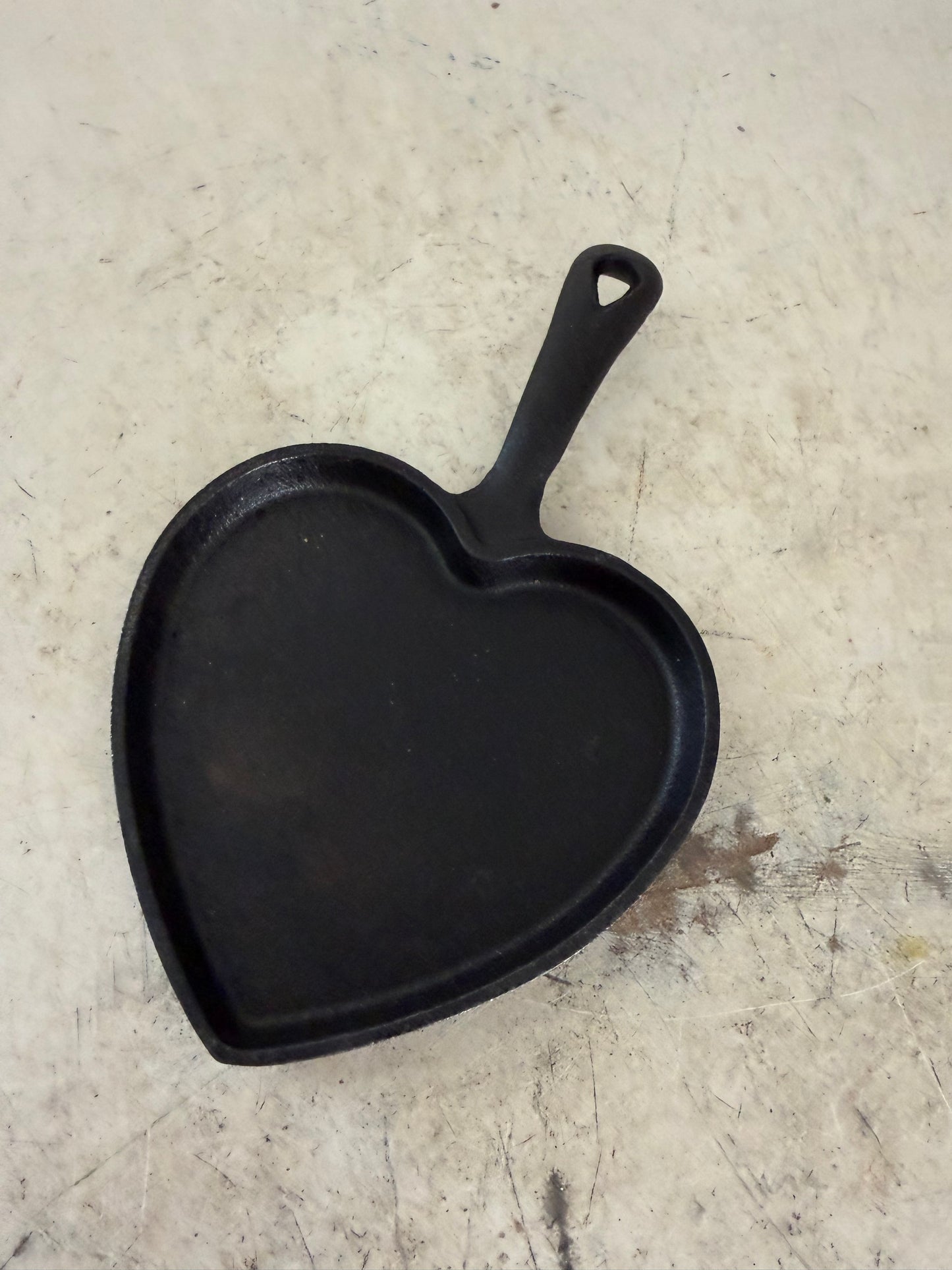 Heart-shaped cookie skillet