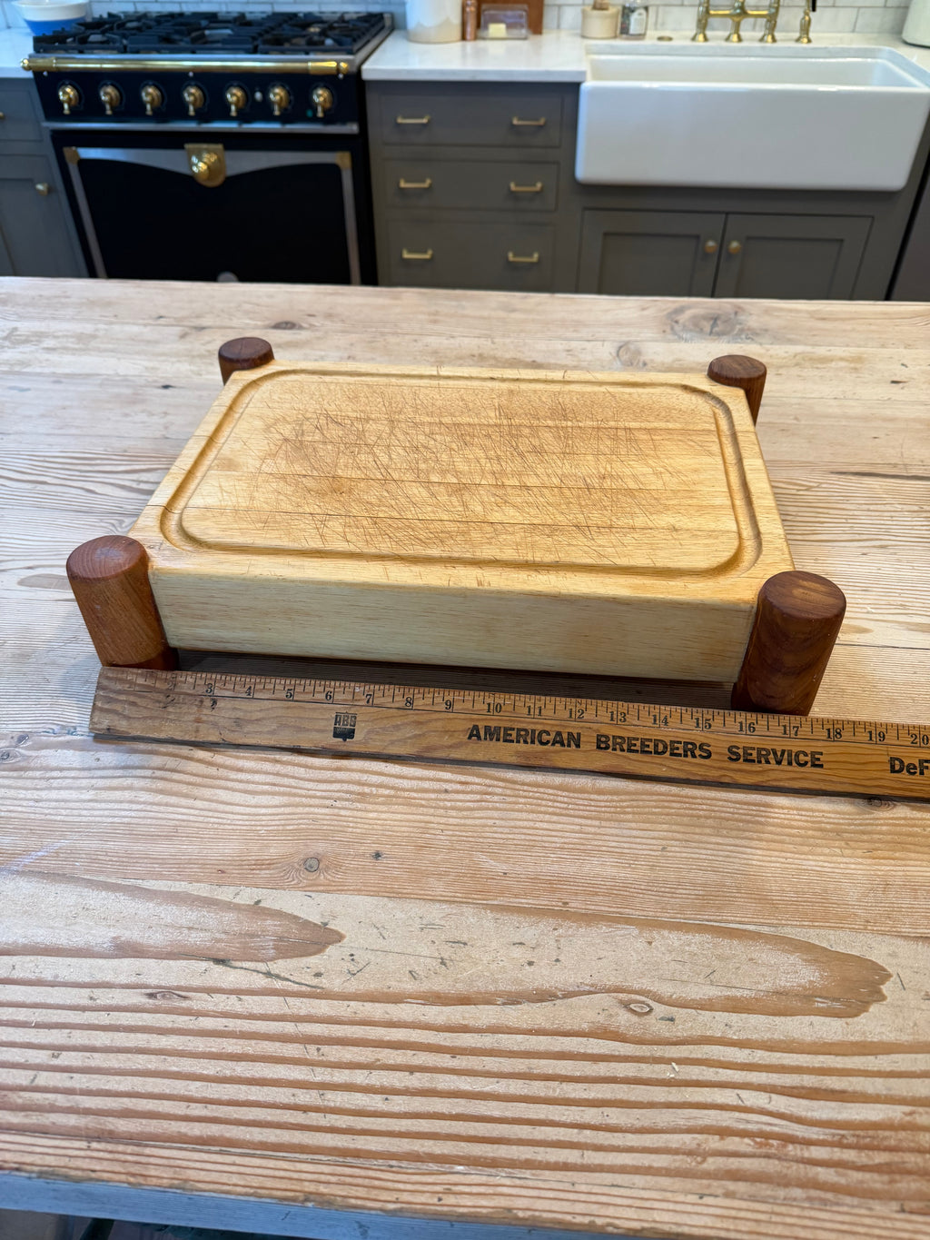 Cuttingboard with feet