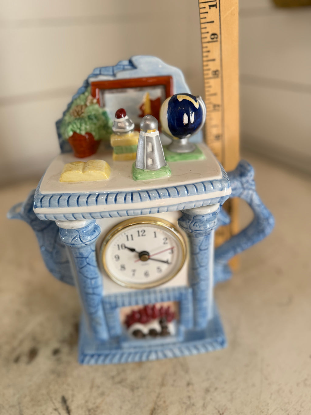 Vintage teapot mantle clock - Clock Works, takes an LR1 1.5v battery, not included due to shipping laws